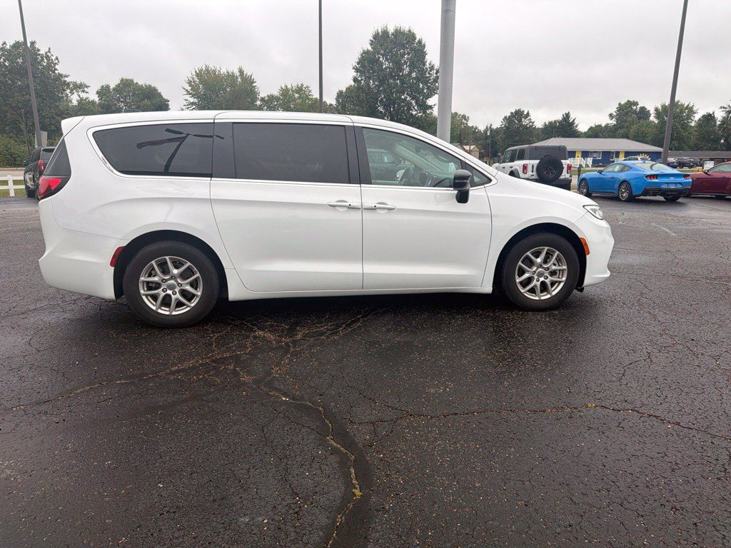 Used 2024 Chrysler Pacifica Touring-L FWD image 7