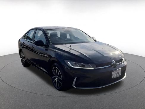 Used 2025 Volkswagen Jetta SE image 3