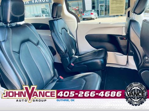 Used 2023 Chrysler Pacifica Touring-L image 14