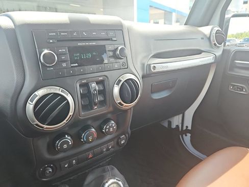 Used 2017 Jeep Wrangler Unlimited Sahara w/ Connectivity Group AWD/4WD image 20