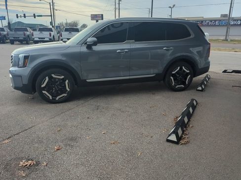 Used 2023 Kia Telluride S image 3