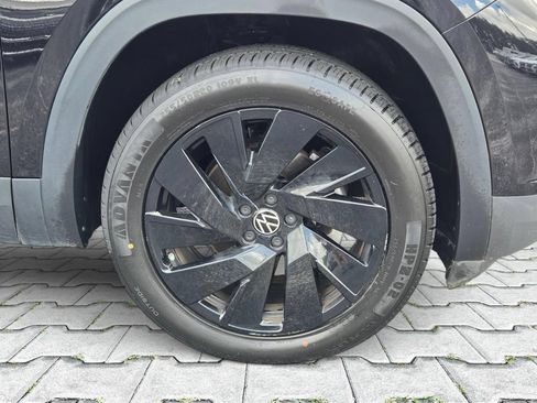 Used 2024 Volkswagen Atlas SE w/ Panoramic Sunroof Package FWD image 3