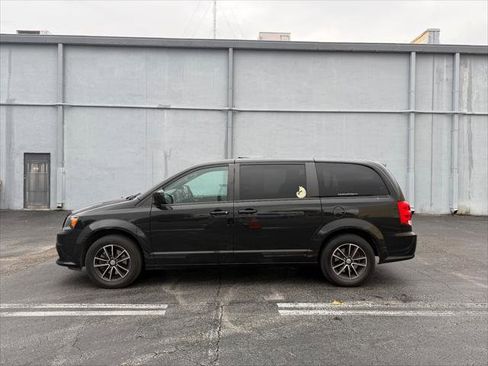 Used 2018 Dodge Grand Caravan SE image 3