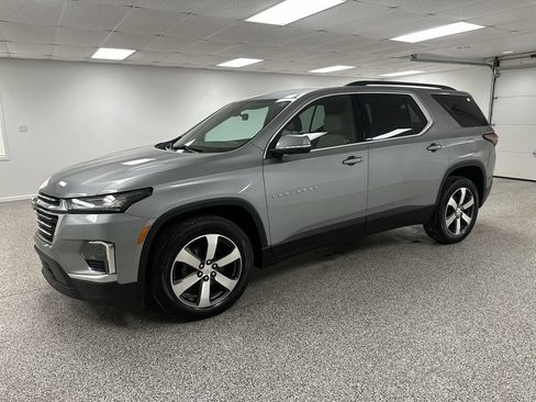 Used 2023 Chevrolet Traverse LT w/ LT Premium Package AWD/4WD image 4