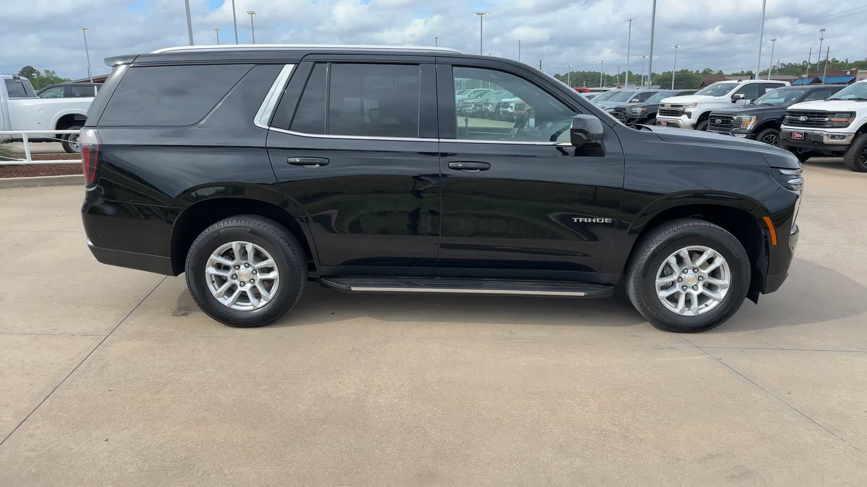 Used 2025 Chevrolet Tahoe LT AWD/4WD image 2