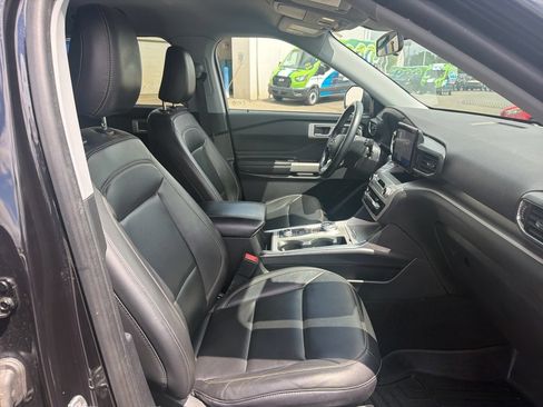 Used 2022 Ford Explorer XLT w/ Equipment Group 202A AWD/4WD image 33