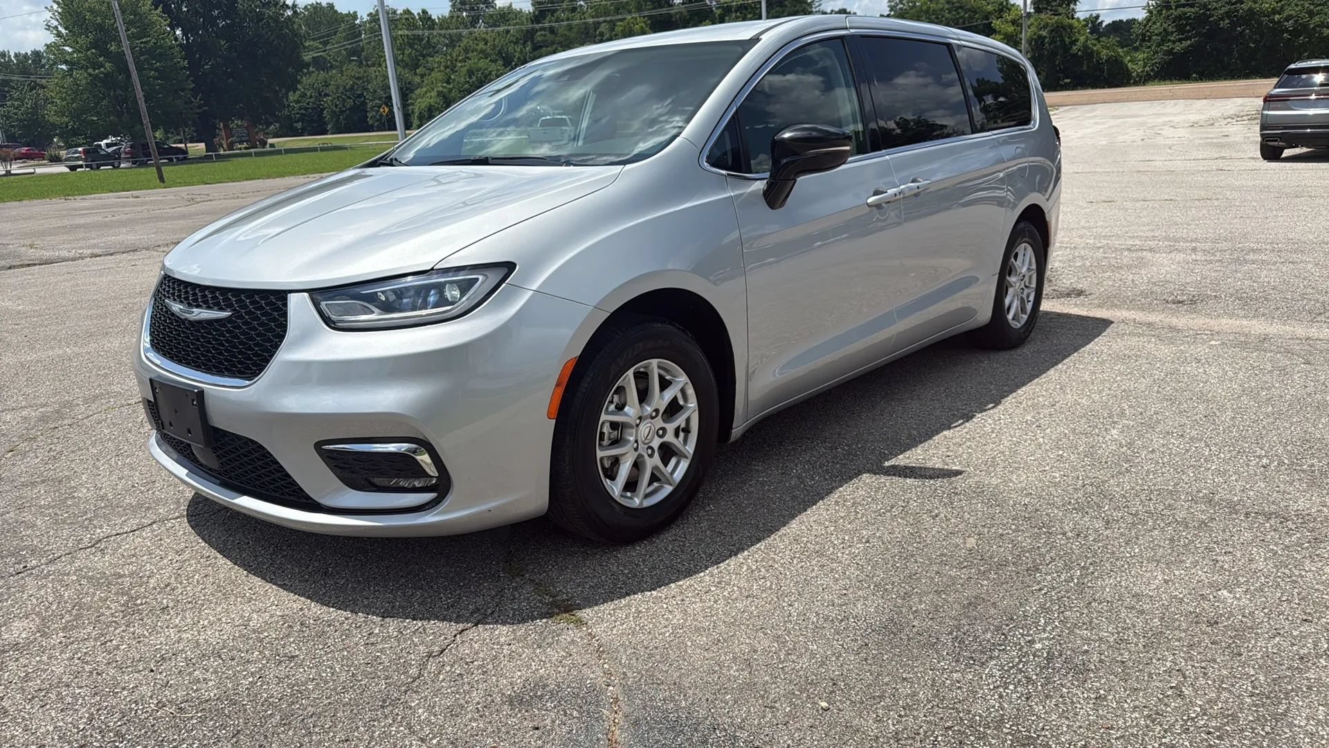 Used 2024 Chrysler Pacifica Touring-L FWD image 1