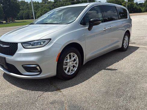 Used 2024 Chrysler Pacifica Touring-L FWD image 1