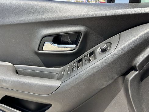 Used 2020 Chevrolet Trax LS FWD image 19