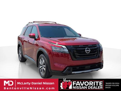 Used 2024 Nissan Pathfinder SL image 1