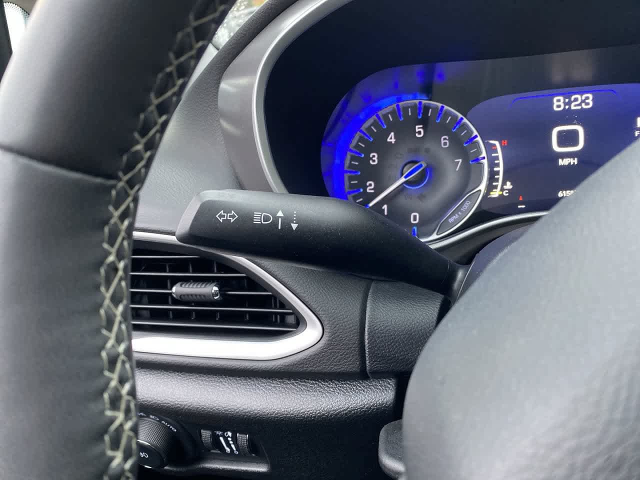Used 2025 Chrysler Pacifica Select FWD image 23