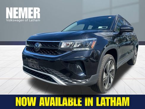 Used 2024 Volkswagen Taos SE w/ Panoramic Sunroof Package AWD/4WD image 1