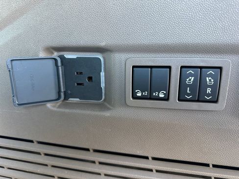 Used 2021 GMC Yukon Denali w/ Denali Premium Package image 38