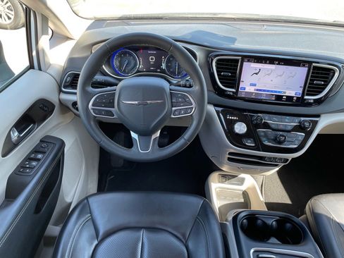 Used 2023 Chrysler Pacifica Touring-L image 5