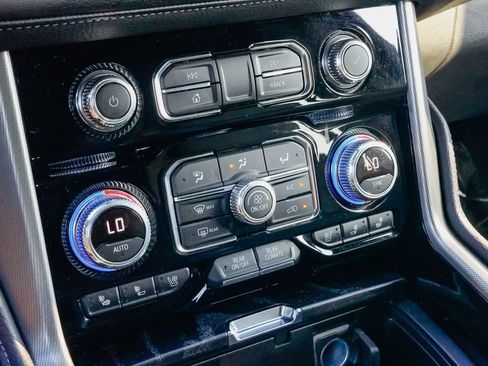 Used 2022 GMC Yukon Denali w/ Denali Ultimate Package AWD/4WD image 21