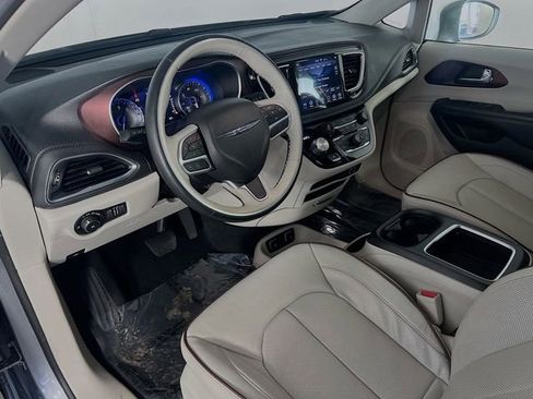 Used 2020 Chrysler Pacifica Limited FWD image 11
