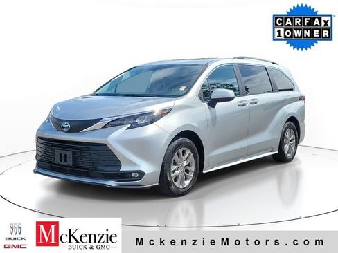 Used 2025 Toyota Sienna XLE FWD image 2