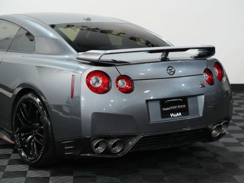 Used 2009 Nissan GT-R Premium image 16
