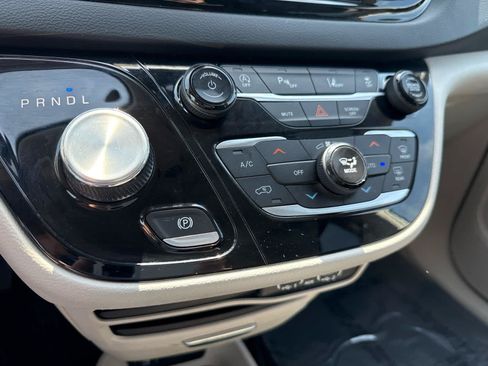 Used 2023 Chrysler Pacifica Touring-L FWD image 22