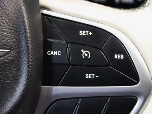 Used 2018 Chrysler Pacifica Limited FWD image 19