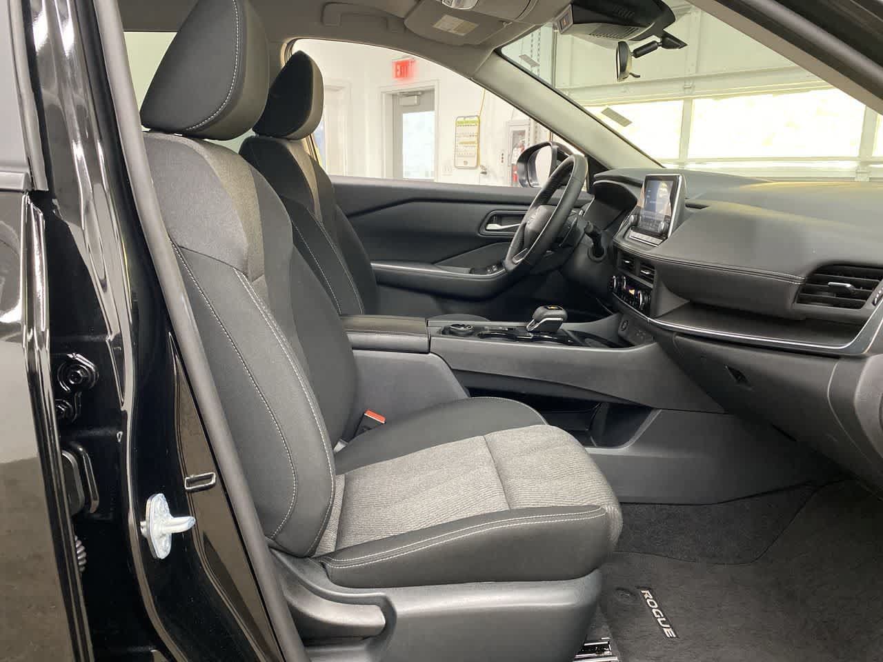 Used 2025 Nissan Rogue SV AWD/4WD image 18