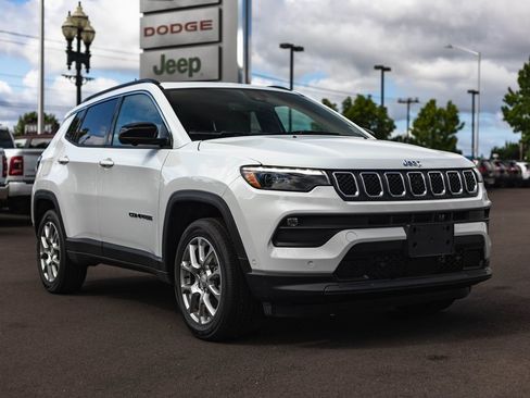 New 2024 Jeep Compass Latitude w/ Sun and Sound Group image 5