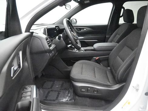 Used 2025 Chevrolet Traverse LT FWD image 13