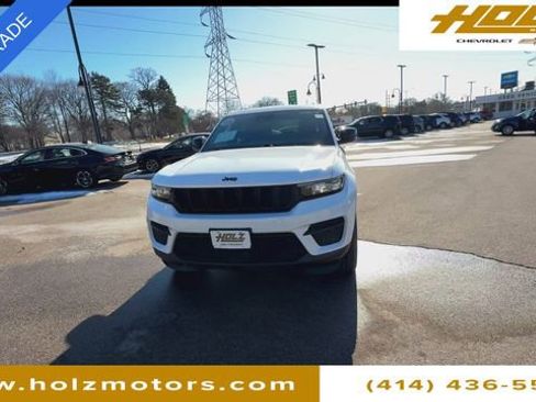 Used 2023 Jeep Grand Cherokee Altitude image 3