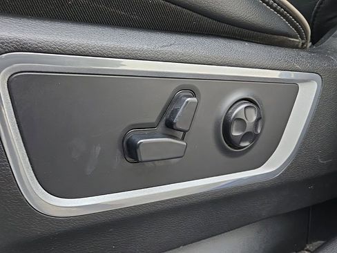 Used 2019 RAM 1500 Laramie image 17