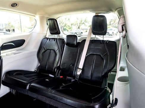 Used 2024 Chrysler Pacifica Touring-L image 26