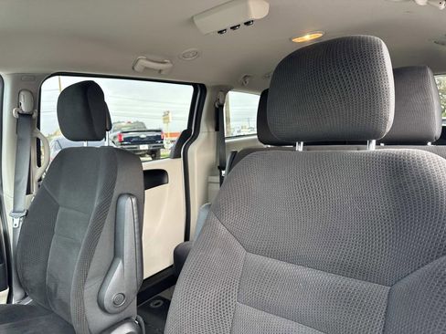 Used 2018 Dodge Grand Caravan SE w/ UConnect Hands-Free Group image 21