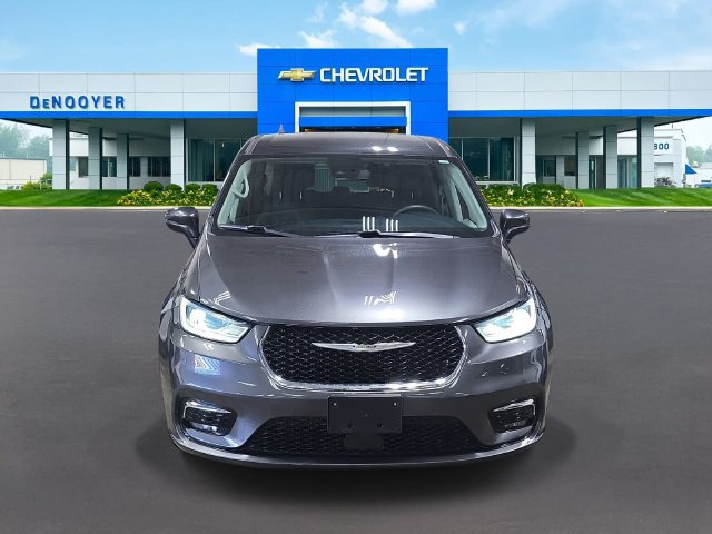 Used 2023 Chrysler Pacifica Touring-L FWD image 2