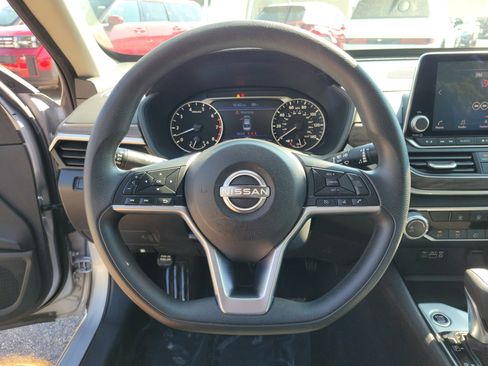 Used 2024 Nissan Altima 2.5 SV FWD image 21