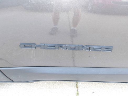 Used 2021 Jeep Cherokee Latitude Plus FWD image 46