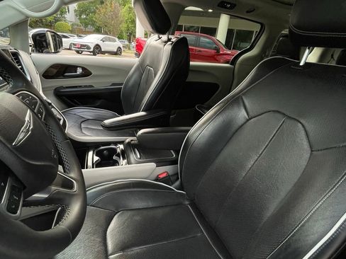 Used 2023 Chrysler Pacifica Limited FWD image 20