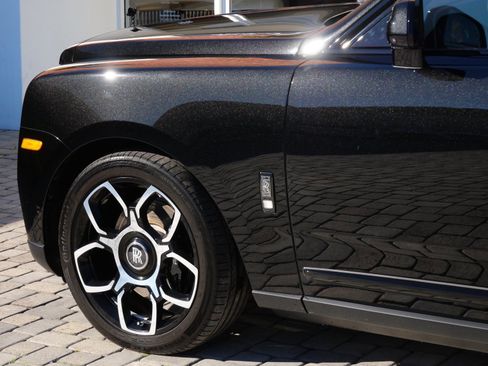 Used 2024 Rolls-Royce Cullinan Black Badge image 23