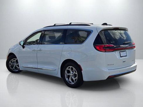 Used 2023 Chrysler Pacifica Touring-L image 6