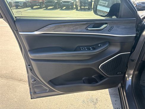 Used 2023 Jeep Grand Cherokee 4WD 4xe image 7