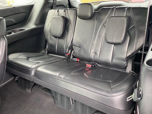 Used 2022 Chrysler Pacifica Touring-L w/ S Appearance Package image 23