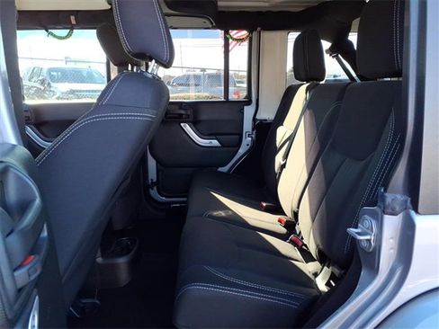 Used 2018 Jeep Wrangler Unlimited Sahara w/ Connectivity Group image 5