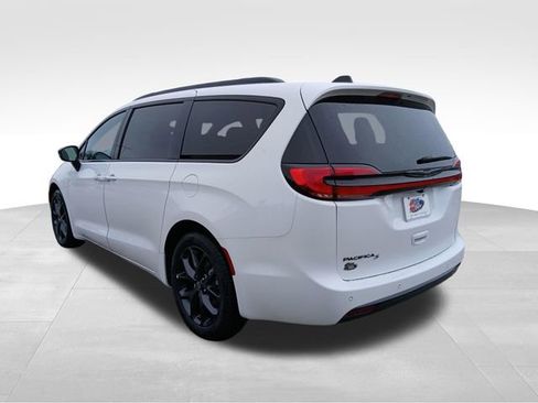 New 2026 Chrysler Pacifica Select image 3