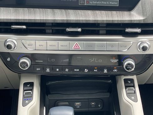 Used 2025 Kia Telluride EX w/ EX Captain's Chair Package AWD/4WD image 17