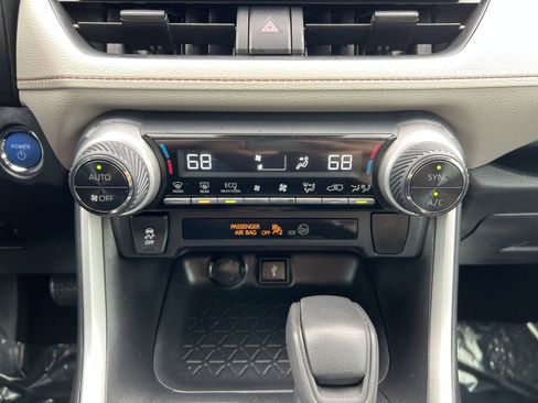 Used 2020 Toyota RAV4 XLE w/ Carpet Mat Package AWD/4WD image 20