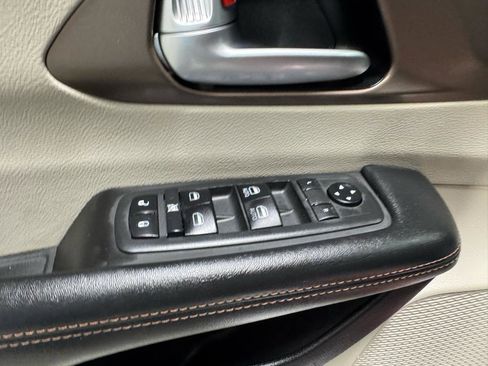 Used 2019 Chrysler Pacifica Touring-L image 17