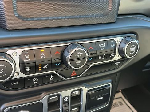 Used 2018 Jeep Wrangler Unlimited Sahara w/ Cold Weather Group image 19