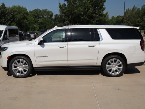 Used 2023 Chevrolet Suburban High Country AWD/4WD image 7