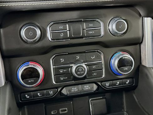 Used 2022 GMC Yukon SLT w/ SLT Luxury Package AWD/4WD image 16