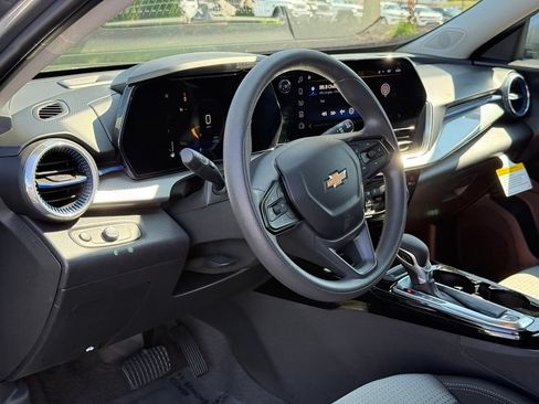 Used 2025 Chevrolet Trax LT FWD image 19