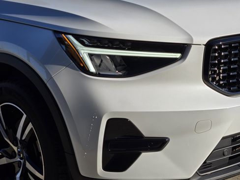Used 2024 Volvo XC40 B5 Core image 12