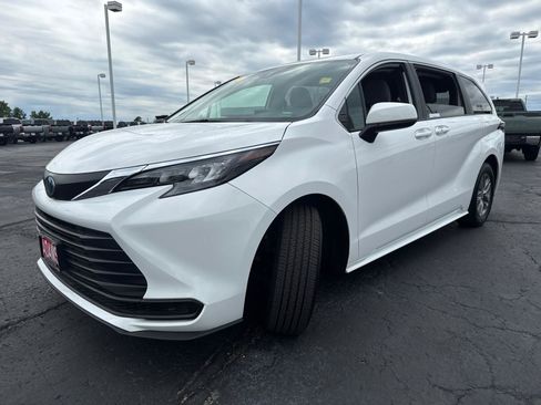 Used 2025 Toyota Sienna LE AWD/4WD image 4